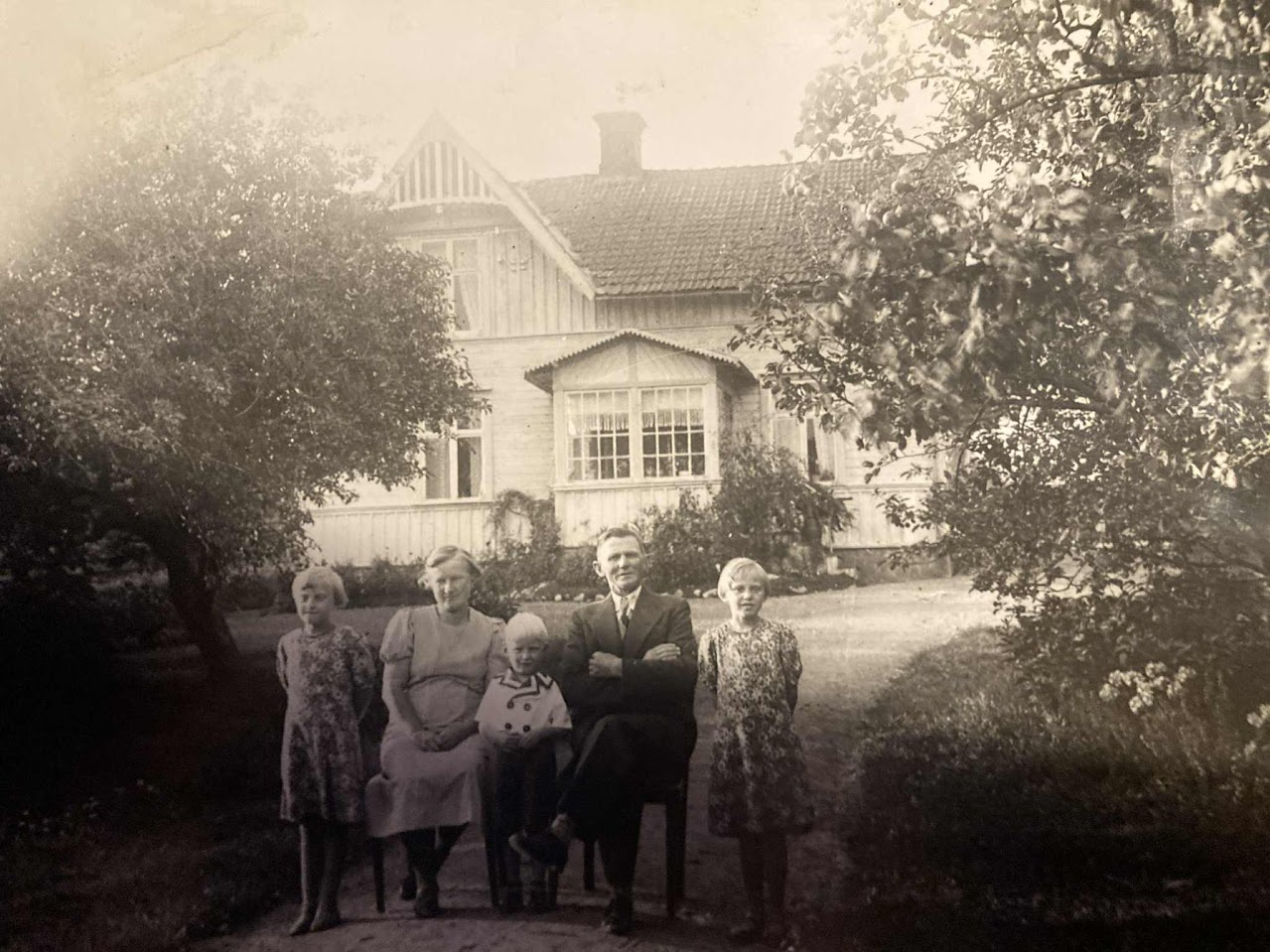 Gammalt familjefoto utanför huset på Berghem Östergård i Jönköping.